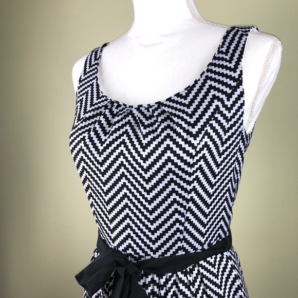 WHBM Black & White Lined Chevron Dress Size 2 EUC! - Picture 2 of 7